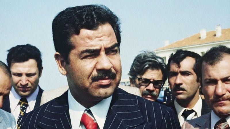 Ông Saddam Hussein khi là Bộ trưởng Quốc phòng Iraq (Ảnh: BBC).