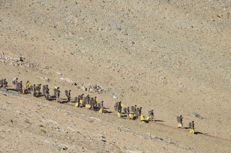 Lính Trung Quốc rút khỏi khu vực ven hồ Pangong (Ảnh: Dwnews).