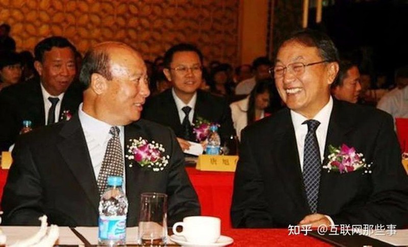 Chủ tịch Tập đoàn Phàm Hải Lô Chí Cường (trái) và Hội trưởng Liễu Truyền Chí (Ảnh: Zhihu).