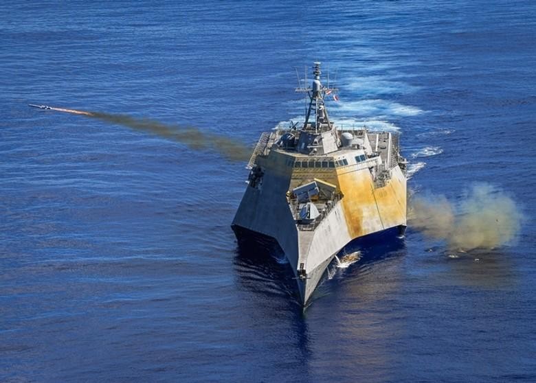 Tàu tác chiến ven biển USS Giffords của Mỹ bắn thử tên lửa tấn công hải quân (Ảnh: Đông Phương).