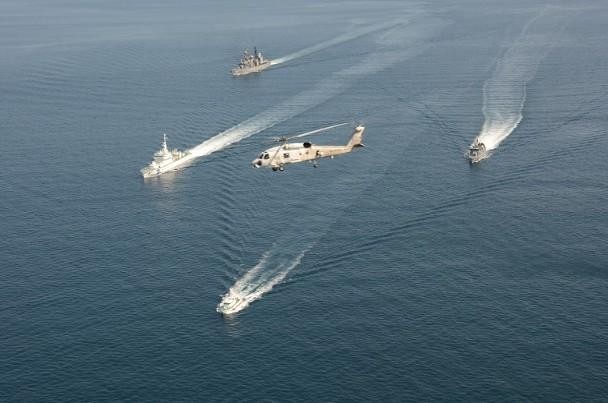 Các tàu và trực thăng của hải quân Nhật diễn tập cùng cảnh sát biển (Ảnh: Dongfang).