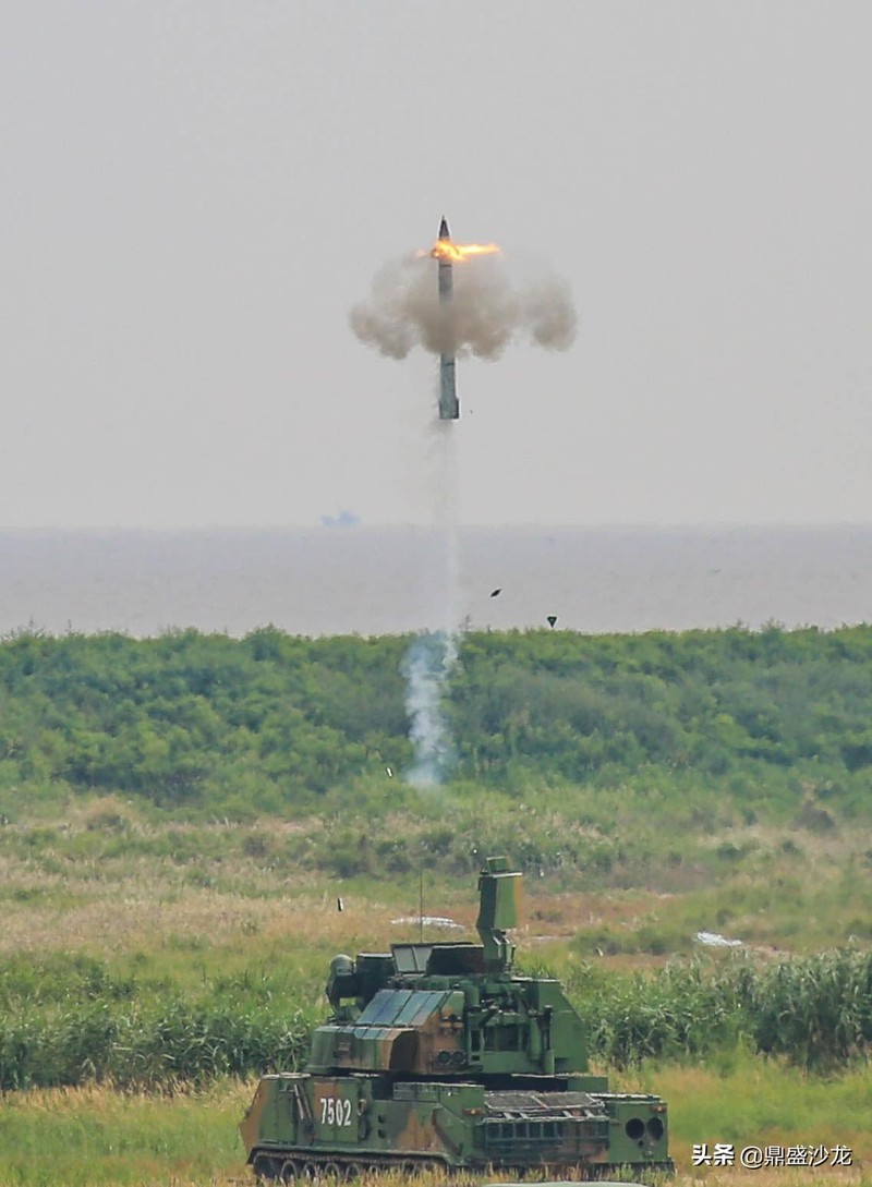 Tên lửa rời xe phóng (Ảnh: toutiao). Tên lửa rời xe phóng (Ảnh: toutiao).