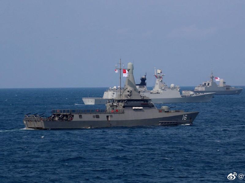 Tàu chiến Trung Quốc và Singapore diễn tập chung trên Biển Đông hôm 26/2/2021 (Ảnh: Dwnews).