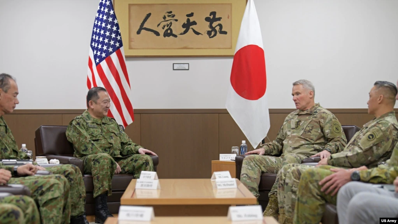 Các tướng lĩnh Mỹ và Nhật gặp gỡ trao đổi về hợp tác quân sự (Ảnh: VOA).