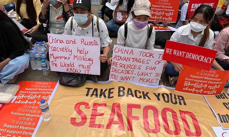 Người biểu tình Myanmar mang khẩu hiệu phản đối Trung Quốc ủng hộ chính quyền quân sự (Ảnh: The Irrawaddy).