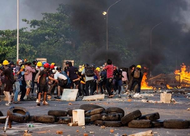 Người biểu tình ném bom xăng vào lực lượng an ninh (Ảnh: Golden Phoenix).