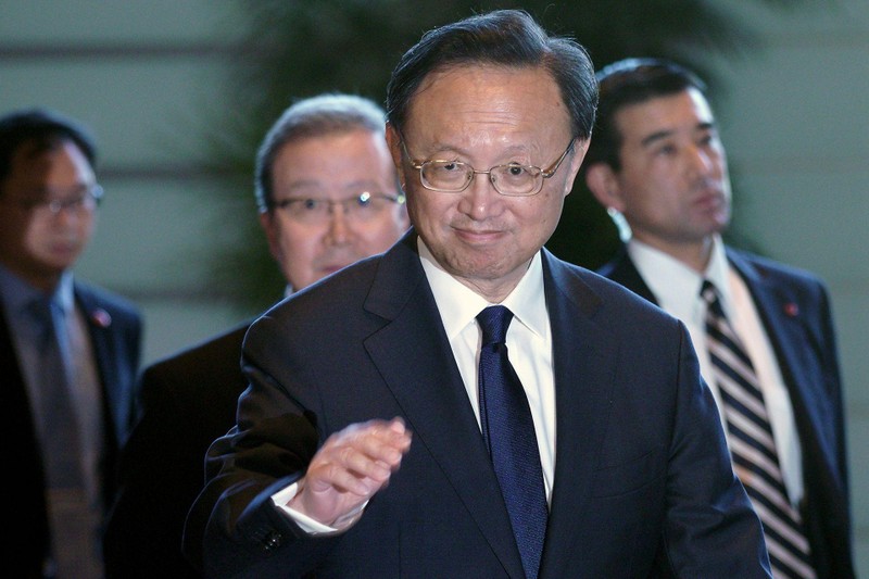 Ông Dương Khiết Trì tiết lộ do hủy bỏ các bữa ăn trưa và chiều nên ông phải ăn mì gói (Ảnh: AP).