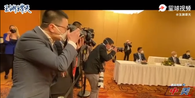 Các phóng viên chứng kiến toàn bộ quá trình 90 phút "giao tranh" giữa các quan chức cấp cao hai nước (Ảnh: newtalk).