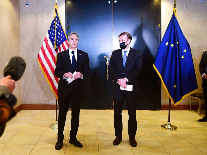 Hai ông Antony Blinken và Jake Sullivan trả lời báo chí sau khi kết thúc cuộc Đối thoại chiến lược Mỹ - Trung (Ảnh: AP).