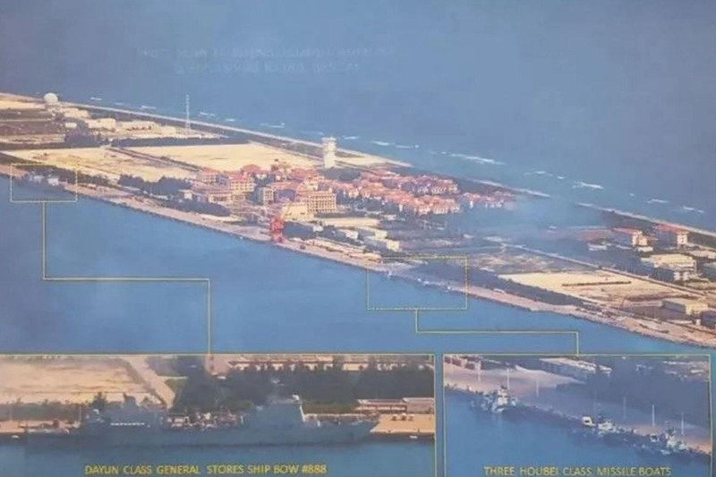 Ảnh do Không quân Philippines chụp cho thấy 3 tàu Type 22 và 1 tàu tiếp tế đậu tại đá Vành Khăn (Ảnh: Đa Chiều).