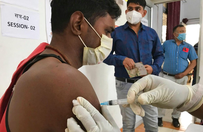 Dân chúng xếp hàng tiêm chủng vaccine ngữa COVID-19 (Ảnh: AP). Dân chúng xếp hàng tiêm chủng vaccine ngữa COVID-19 (Ảnh: AP).