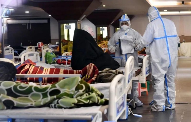 Các nhân viên y tế chăm sóc bệnh nhân tại mộ bệnh viện ở New Delhi (Ảnh: Tân Hoa xã). Các nhân viên y tế chăm sóc bệnh nhân tại mộ bệnh viện ở New Delhi (Ảnh: Tân Hoa xã).