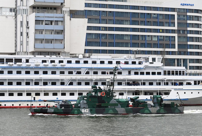 Tàu chiến Nga từ Biển Caspi tới Biển Đen hôm 13/4 (Ảnh: Reuters).