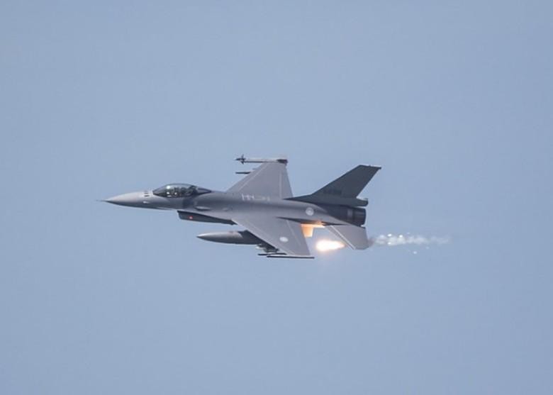 Mỹ sẽ bán tên lửa không đối đất AGM-158 để Đài Loan trang bị cho máy bay F-16V (Ảnh: Sina).