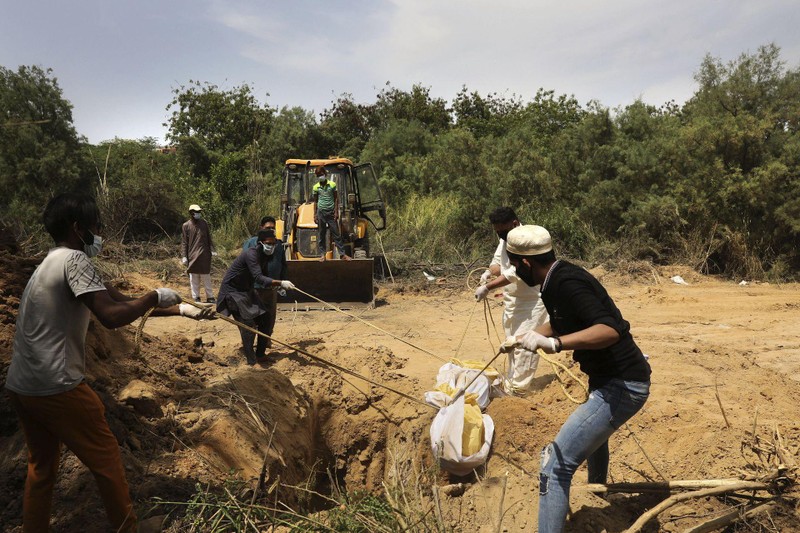 Chôn người bị chết vì COVID-19 ở ngoại ô Delhi (Ảnh: AP). Chôn người bị chết vì COVID-19 ở ngoại ô Delhi (Ảnh: AP).