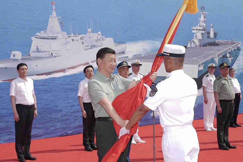 Ông Tập Cận Bình trao cờ cho hạm trưởng các tàu (Ảnh: CCTV).