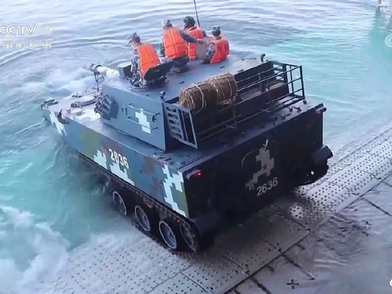 Xe chiến đấu lội nước huấn luyện rời tàu Hải Nam (Ảnh: CCTV).