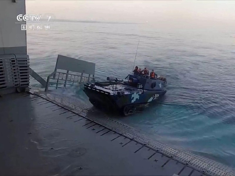 Xe chiến đấu lội nước quay về tàu Hải Nam (Ảnh: CCTV).