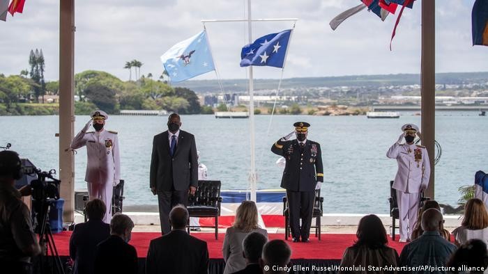 Ông Austin dự lễ nhậm chức Tư lệnh Ấn Độ - Thái Bình Dương của Đô đốc John Aquilino (thứ 2, phải qua). Ảnh: AP.