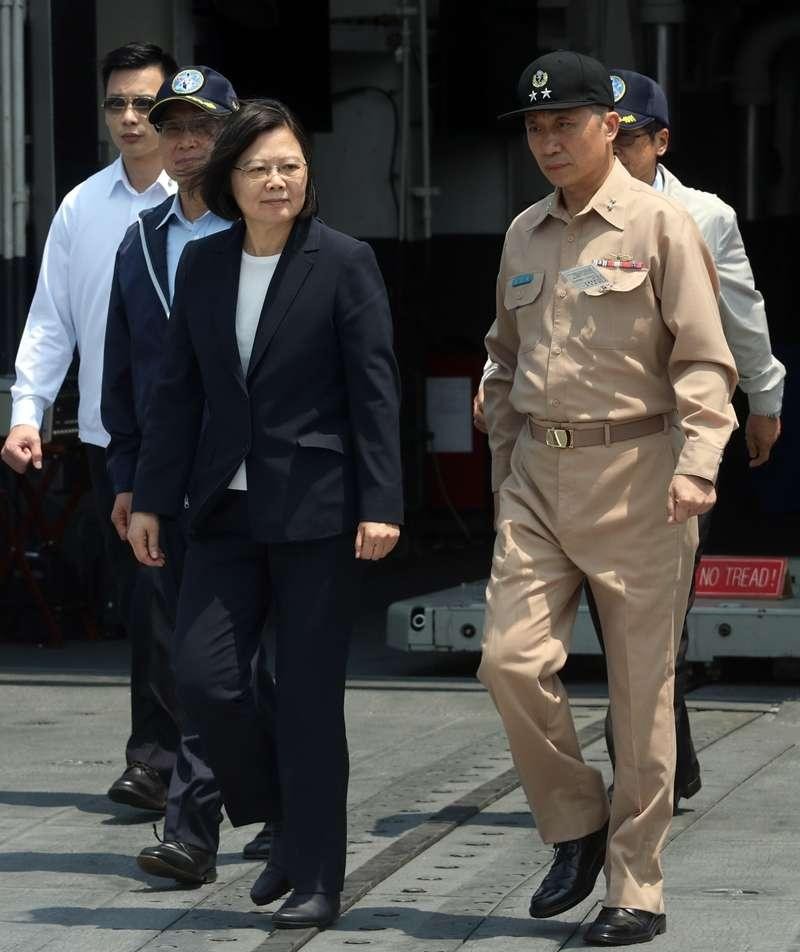 Bà Thái Anh Văn và ông Lưu Chí Bân thị sát Hải quân Đài Loan (Ảnh: CNA).