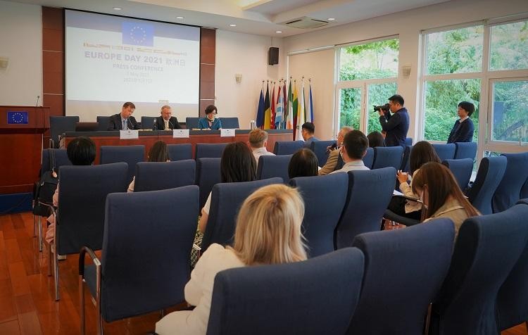 Ông Chapuis tổ chức họp báo nhân ngày châu Âu (Ảnh: eeas.europa).