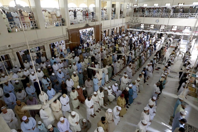 Các tín đồ Hồi giáo cầu nguyện bên trong một nhà thờ ở Karachi (Ảnh: AP). Các tín đồ Hồi giáo cầu nguyện bên trong một nhà thờ ở Karachi (Ảnh: AP).