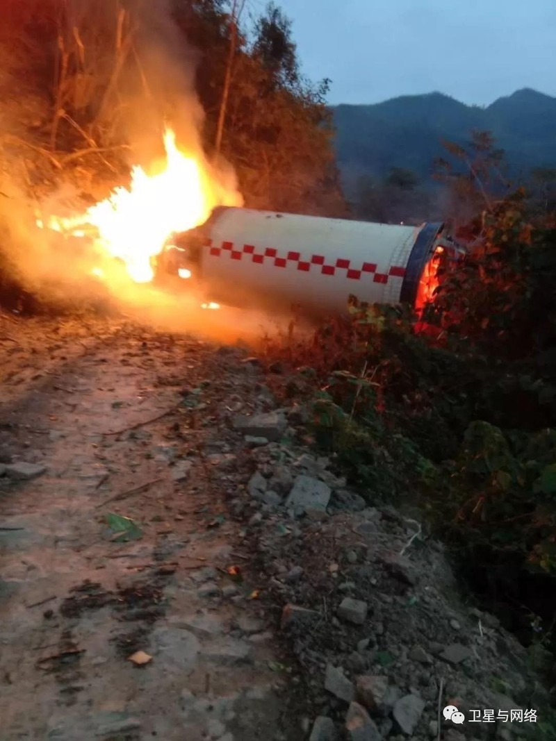 Khoang đẩy của tên lửa Trung Quốc rơi xuống tỉnh Quảng Tây trước đây (Ảnh: weibo). Khoang đẩy của tên lửa Trung Quốc rơi xuống tỉnh Quảng Tây trước đây (Ảnh: weibo).