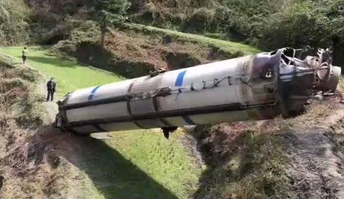 Khoang đẩy tên lửa Trung Quốc rơi xuống trước đây (Ảnh: weibo). Khoang đẩy tên lửa Trung Quốc rơi xuống trước đây (Ảnh: weibo).