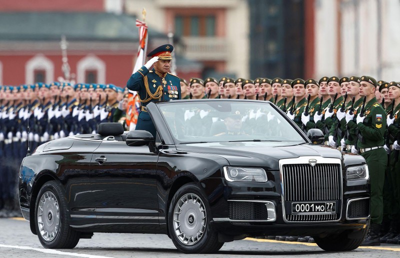 Bộ trưởng Quốc phòng Shoigu đi kiểm duyệt các khối tham gia diễu duyệt (Ảnh: Reuters). Bộ trưởng Quốc phòng Shoigu đi kiểm duyệt các khối tham gia diễu duyệt (Ảnh: Reuters).
