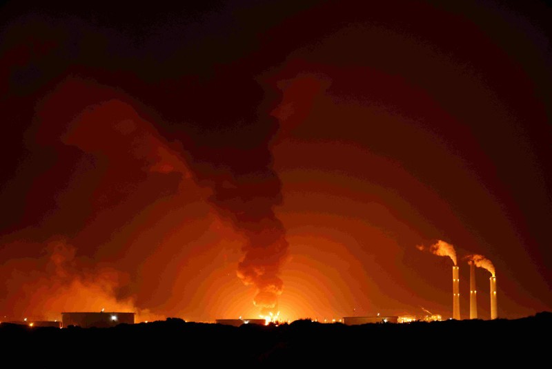 Hệ thống đường ống dẫn dầu Israel trúng tên lửa bốc cháy (Ảnh: Reuters).