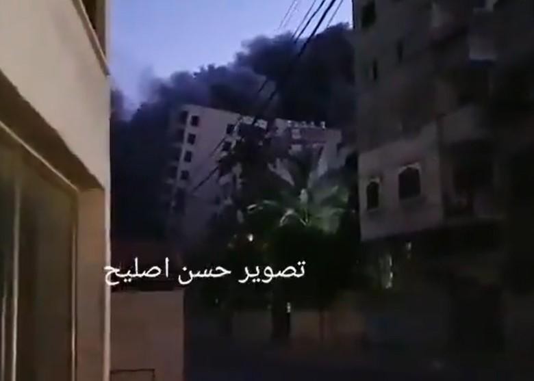 Tòa nhà 13 tầng ở dải Gaza đổ sập sau khi trúng bom của máy bay Israel (Ảnh: Đông Phương).
