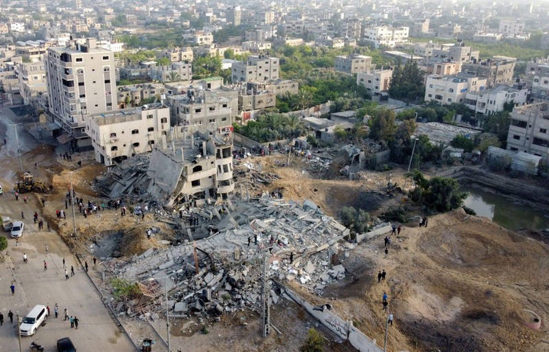 Một tòa nhà ở dải Gaza bị san phẳng sau khi trúng bom (Ảnh: Reuters).