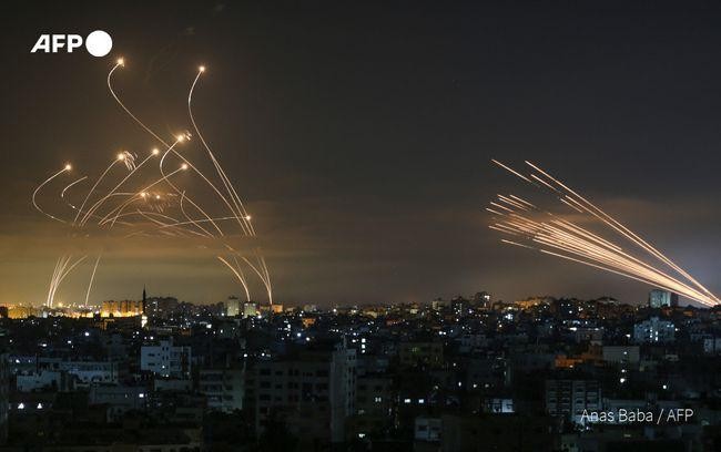 Hamas phóng tên lửa từ Dái Gaza (phải) và hệ thống Vòm Sắt của Israel đánh chặn (trái), Ảnh: AFP. Hamas phóng tên lửa từ Dái Gaza (phải) và hệ thống Vòm Sắt của Israel đánh chặn (trái), Ảnh: AFP.