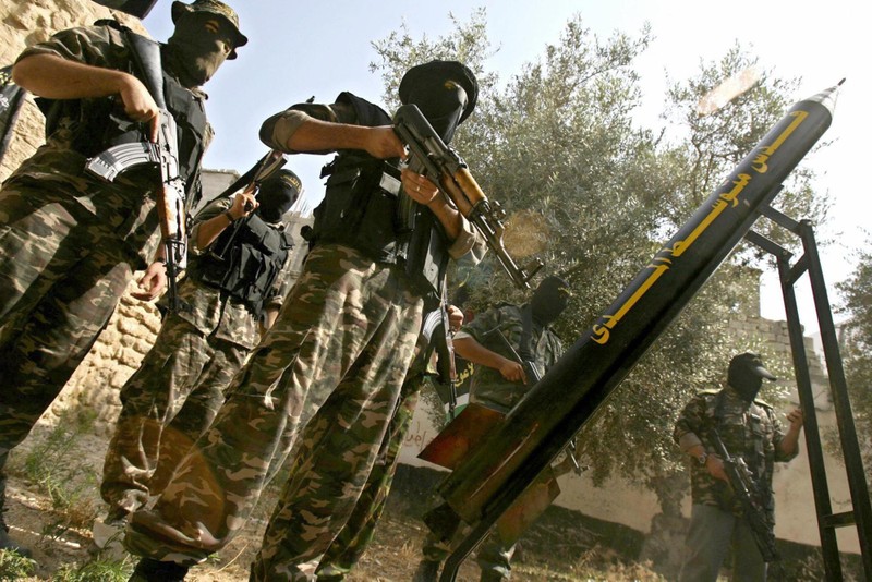 Các chiến binh Hamas bên cạnh giá tên lửa dùng để tấn công Israel (Ảnh: 163.com).