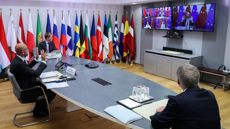 Ông Charles Michelle, Chủ tịch Ủy ban Châu Âu (trái) tại cuộc họp trực tuyến với ông Tập Cận Bình hôm 30/12/2020 (Ảnh: Dwnews). Ông Charles Michelle, Chủ tịch Ủy ban Châu Âu (trái) tại cuộc họp trực tuyến với ông Tập Cận Bình hôm 30/12/2020 (Ảnh: Dwnews).