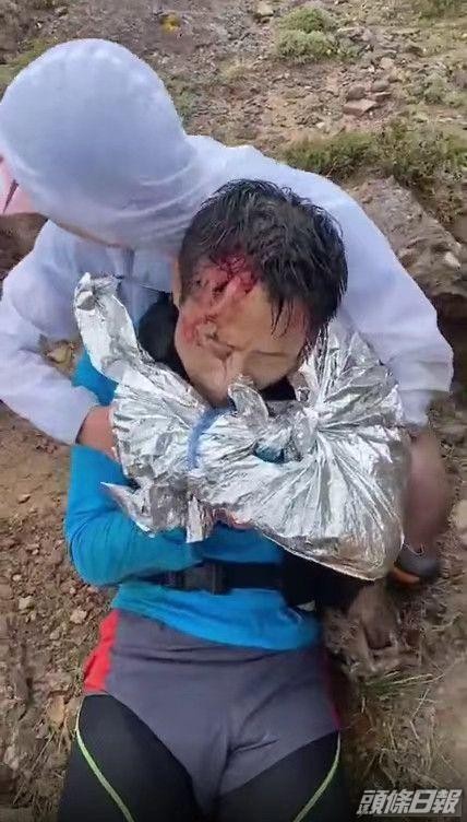 Một người bị nạn được cứu (Ảnh: Toutiao).