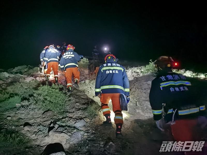 Hơn 700 nhân viên cứu hộ được huy động tìm kiếm cứu nạn trong đêm (Ảnh: Toutiao).