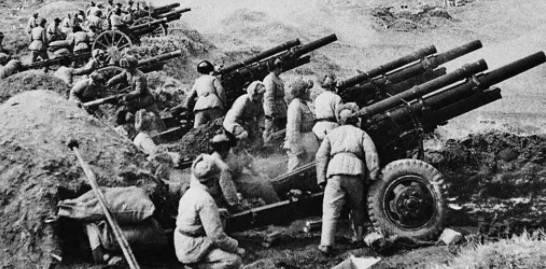 Pháo binh PLA nã pháo sang đảo Kim Môn nằm cận kề thành phố Hạ Môn năm 1958 (Ảnh: Sina).