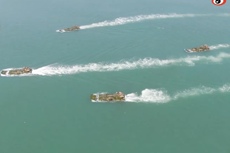 Quân đội Trung Quốc diễn tập đổ bộ đánh đảo đe dọa Đài Loan (Ảnh: Sina).