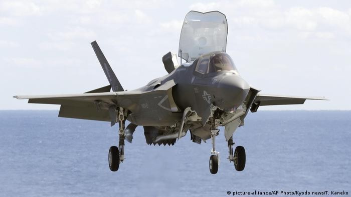 Trong năm tài chính 2022, quân đội Mỹ sẽ mua thêm 85 máy bay chiến đấu tàng hình F-35 (Ảnh: AP/Deutsche Welle)