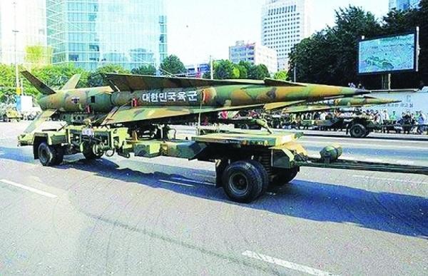 Tên lửa đạn đạo Hyunmoo-1 do Hàn Quốc tự chế tạo (Ảnh: Yonhap). Tên lửa đạn đạo Hyunmoo-1 do Hàn Quốc tự chế tạo (Ảnh: Yonhap).