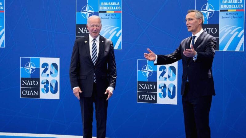 Tổng thống Mỹ Biden và Tổng thư ký Jens Stoltenberg tại Hội nghị thượng đỉnh NATO (Ảnh: AP).