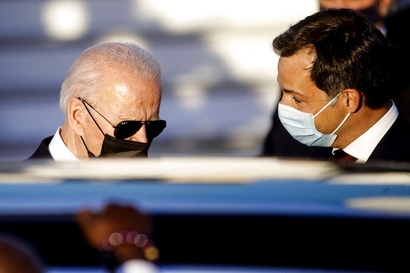 Ngày 13/6, Tổng thống Mỹ Biden tới Brussels họp Hội nghị thượng đỉnh NATO, Thủ tướng Bỉ De Croo ra sân bay đón (Ảnh: AP).