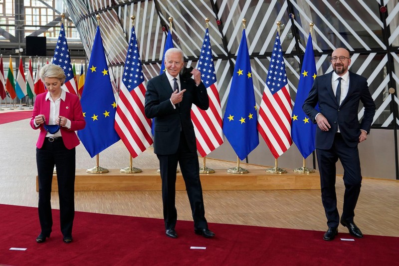 Ông Joe Biden cùng hai nhà lãnh đạo EU gặp gỡ báo chí(Ảnh: AP).