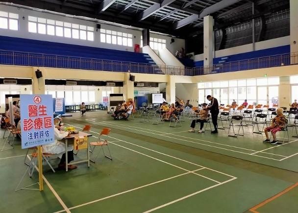 Người già đi tiêm vaccine ở thành phố Đài Trung (Ảnh: Đông Phương).