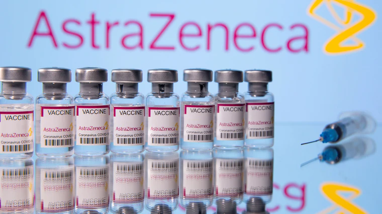 Vaccine Astra Zeneca và Pfizer/Biontech được cho là có tác dụng ngăn biến chủng Delta khiến người bệnh không nặng thêm và tử vong (Ảnh: Reuters).