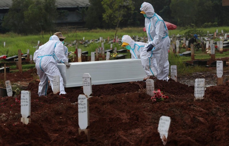 Do số người chết tăng nhanh, chính quyền thành phố Jakarta phải mở thêm khu mộ mới 9 ngàn chỗ dành riêng cho các nạn nhân COVID-19 (Ảnh: AP).