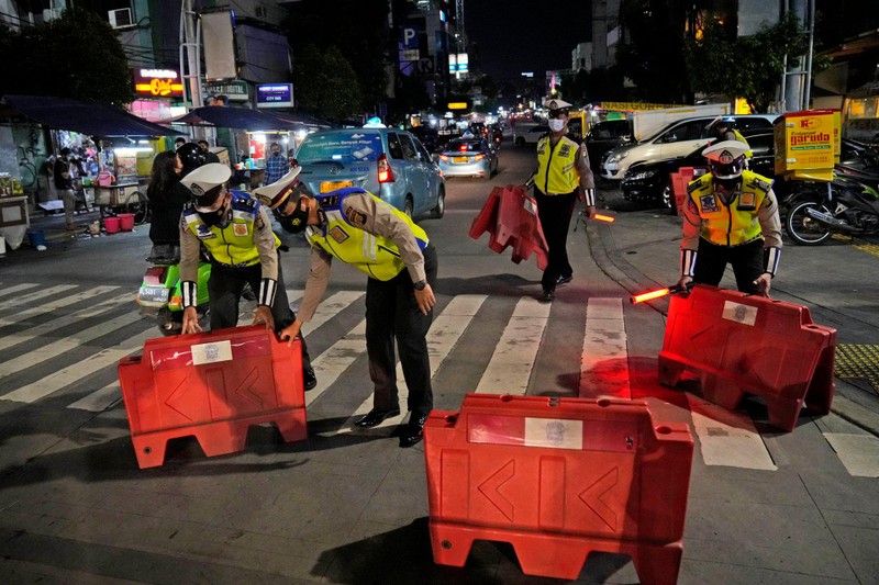 Thay vì phong tỏa toàn thành phố, Indonesia đang lựa chọn phong tỏa khu vực nhỏ để đối phó với làn sóng dịch mới được ví như "sóng thần" (Ảnh: AP).