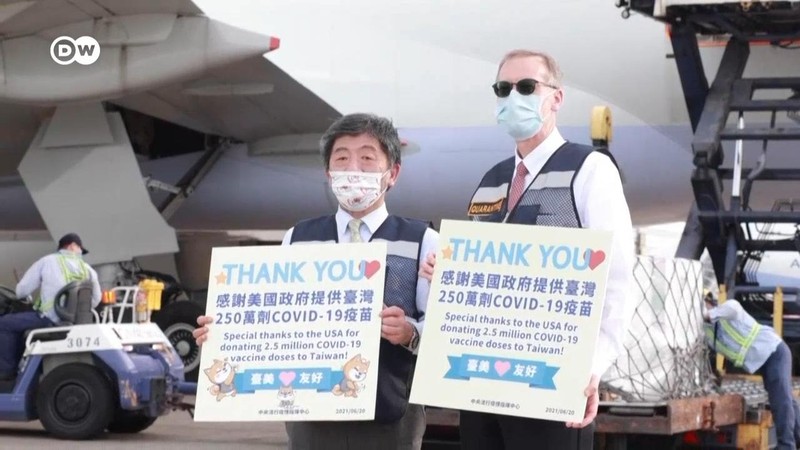 Giữa lúc dịch bùng phát trở lại Đài Loan, Mỹ đã tặng cho dư luận;o 2,5 triệu liều vaccine COVID-19 (Ảnh: Deutsche Welle). Giữa lúc dịch bùng phát trở lại Đài Loan, Mỹ đã tặng cho dư luận;o 2,5 triệu liều vaccine COVID-19 (Ảnh: Deutsche Welle).