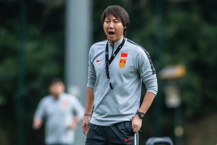 Ông Lý Thiết, đương kim huấn luyện viên tuyển bóng đá Trung Quốc (Ảnh: IFeng).